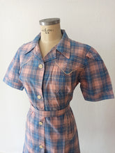 Cargar imagen en el visor de la galería, 1940s - JD - Unworn - Gorgeous Pink Blue Plaid Cotton Dress - W34 (86cm)