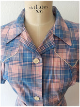Cargar imagen en el visor de la galería, 1940s - JD - Unworn - Gorgeous Pink Blue Plaid Cotton Dress - W34 (86cm)