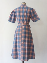 Cargar imagen en el visor de la galería, 1940s - JD - Unworn - Gorgeous Pink Blue Plaid Cotton Dress - W34 (86cm)