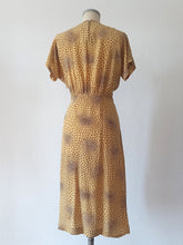 Cargar imagen en el visor de la galería, 1940s - FELDPAUSCH, Switzerland - Exquisite Silk Dress - W28.5 (72cm)