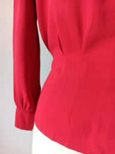Cargar imagen en el visor de la galería, 1940s - Exquisite Cherry Red Gabardine Rayon Blouse - W35 (90cm)
