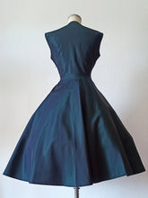 Charger l'image dans la galerie, 1940s 1950s - Spectacular Emerald Green Dress - W29 (74cm)