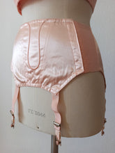 Charger l'image dans la galerie, 1940s 1950s - TRIUMPH - Deadstock Bra & Girdle Set