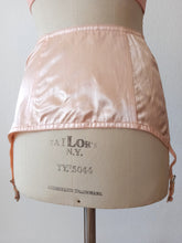 Charger l'image dans la galerie, 1940s 1950s - TRIUMPH - Deadstock Bra & Girdle Set