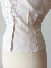 Cargar imagen en el visor de la galería, 1940s 1950s - AKRIS, Switzerland - Sublime White Cotton Blouse - W31 (80cm)