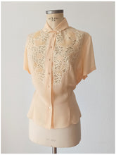 Charger l'image dans la galerie, 1940s 1950s - Exquisite Peach Crepe Embroidery Blouse - W39 (100cm)
