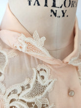 Charger l'image dans la galerie, 1940s 1950s - Exquisite Peach Crepe Embroidery Blouse - W39 (100cm)