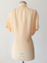 Charger l'image dans la galerie, 1940s 1950s - Exquisite Peach Crepe Embroidery Blouse - W39 (100cm)