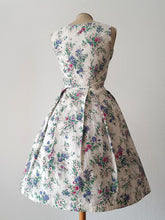 Charger l'image dans la galerie, 1950s - Adorable Floral Cotton Dress - W25 (64cm)