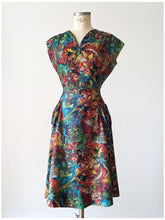 Cargar imagen en el visor de la galería, 1940s - Outstanding Beauty Novelty Birds Silk Dress - W27 (68cm)
