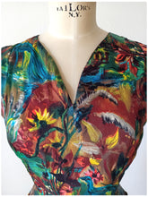 Cargar imagen en el visor de la galería, 1940s - Outstanding Beauty Novelty Birds Silk Dress - W27 (68cm)