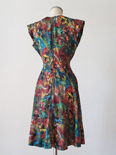 Cargar imagen en el visor de la galería, 1940s - Outstanding Beauty Novelty Birds Silk Dress - W27 (68cm)