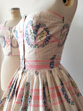 Charger l'image dans la galerie, 1950s - SAMBO FASHIONS - Adorable Roseprint Bolero Dress - W26 (66cm)