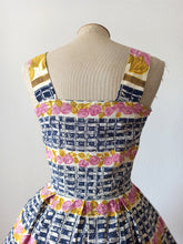 Charger l'image dans la galerie, 1950s 1960s - Stunning Roseprint Cotton Dress - W25 (64cm)