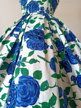Charger l'image dans la galerie, 1950s - Fabulous French Roseprint Cotton Dress - W27 (68cm)