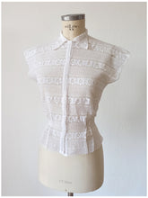 Cargar imagen en el visor de la galería, 1940s 1950s - Gorgeous White Cotton Handmade Blouse - W29 (74cm)
