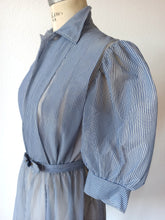 Charger l'image dans la galerie, 1940s 1950s - Stunning Dramatic Balloon Sleeves Striped Dress - W28.5 (72cm)