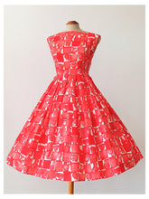 Carica l'immagine nel visualizzatore di Gallery, 1950s 1960s - Stunning Red Novelty Print Dress - W27 (68cm)