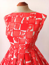 Carica l'immagine nel visualizzatore di Gallery, 1950s 1960s - Stunning Red Novelty Print Dress - W27 (68cm)