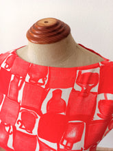 Carica l'immagine nel visualizzatore di Gallery, 1950s 1960s - Stunning Red Novelty Print Dress - W27 (68cm)