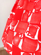 Carica l'immagine nel visualizzatore di Gallery, 1950s 1960s - Stunning Red Novelty Print Dress - W27 (68cm)