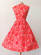 Carica l'immagine nel visualizzatore di Gallery, 1950s 1960s - Stunning Red Novelty Print Dress - W27 (68cm)