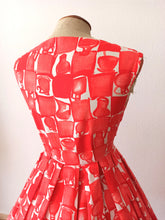 Carica l'immagine nel visualizzatore di Gallery, 1950s 1960s - Stunning Red Novelty Print Dress - W27 (68cm)