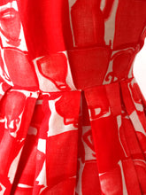 Carica l'immagine nel visualizzatore di Gallery, 1950s 1960s - Stunning Red Novelty Print Dress - W27 (68cm)