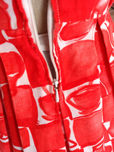 Carica l'immagine nel visualizzatore di Gallery, 1950s 1960s - Stunning Red Novelty Print Dress - W27 (68cm)