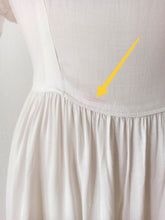 Cargar imagen en el visor de la galería, 1940s - Delightful Embroidery Rayon Dress - W30 (76cm)