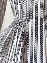 Charger l'image dans la galerie, 1940s 1950s - Outstanding Beauty Cotton Dress - W28.5 (72cm)