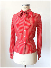 Cargar imagen en el visor de la galería, 1940s - Gorgeous Bow Red Striped Rayon Blouse - W33 (84cm)