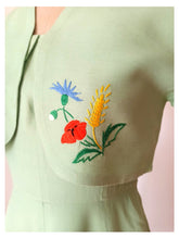 Cargar imagen en el visor de la galería, 1940s - Delightful Apple Green Embroidery Bolero Dress - W24.5 (62cm)