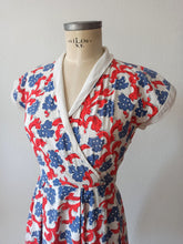 Load image into Gallery viewer, 1940s - Stunning Victory Colors Cotton Dress - W26 (66cm)
