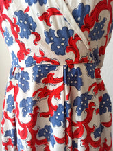 Load image into Gallery viewer, 1940s - Stunning Victory Colors Cotton Dress - W26 (66cm)