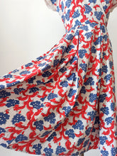 Load image into Gallery viewer, 1940s - Stunning Victory Colors Cotton Dress - W26 (66cm)