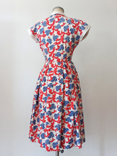 Load image into Gallery viewer, 1940s - Stunning Victory Colors Cotton Dress - W26 (66cm)