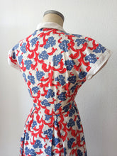 Load image into Gallery viewer, 1940s - Stunning Victory Colors Cotton Dress - W26 (66cm)