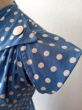 Cargar imagen en el visor de la galería, 1940s - Delightful Blue Dotted Cotton Dress - W28 (70cm)