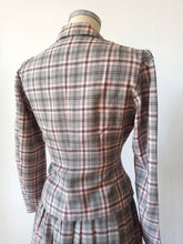 Charger l'image dans la galerie, 1940s - Gorgeous Pink & Black 2pc Viyella Wool Ensemble - W26/29 (66/74cm)