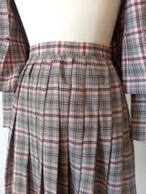 Charger l'image dans la galerie, 1940s - Gorgeous Pink & Black 2pc Viyella Wool Ensemble - W26/29 (66/74cm)