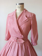 Charger l'image dans la galerie, 1950s - Adorable Italian Pink Floral Textured Cotton Dress - W26 (66cm)