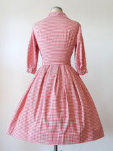 Charger l'image dans la galerie, 1950s - Adorable Italian Pink Floral Textured Cotton Dress - W26 (66cm)