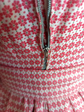 Charger l'image dans la galerie, 1950s - Adorable Italian Pink Floral Textured Cotton Dress - W26 (66cm)