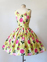 Load image into Gallery viewer, 1950s 1960s - Stunning Roseprint Cotton Dress - W27 (68cm)