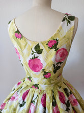 Load image into Gallery viewer, 1950s 1960s - Stunning Roseprint Cotton Dress - W27 (68cm)