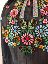 Carica l'immagine nel visualizzatore di Gallery, 1940s 1950s - ARTEX - Black Hungarian Embroidery Blouse - W29 (74cm)