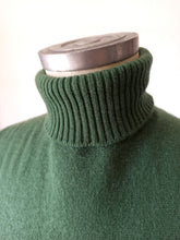 Laden Sie das Bild in den Galerie-Viewer, 1960s - JAEGER,Scotland - Moss Green Cashmere Turtleneck