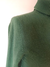 Laden Sie das Bild in den Galerie-Viewer, 1960s - JAEGER,Scotland - Moss Green Cashmere Turtleneck