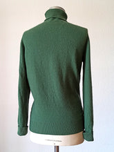 Laden Sie das Bild in den Galerie-Viewer, 1960s - JAEGER,Scotland - Moss Green Cashmere Turtleneck